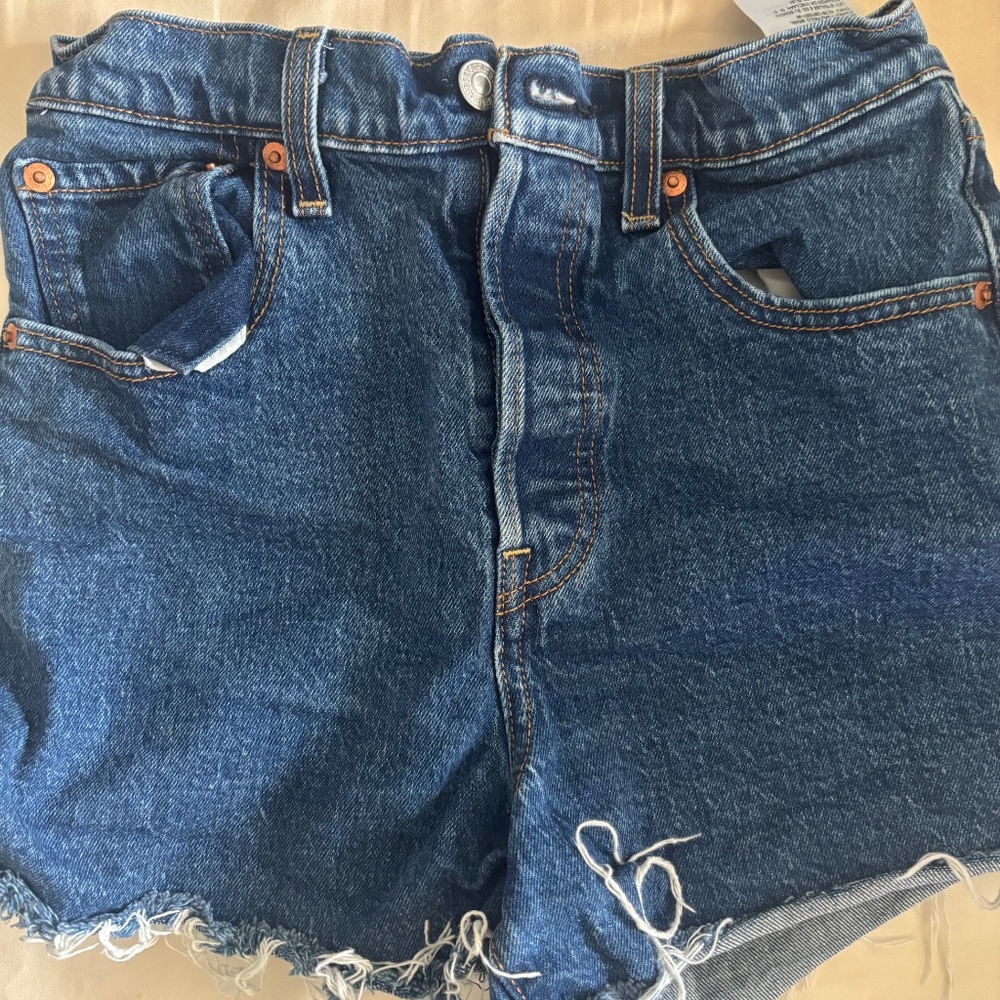 Levi’s Ribcage Shorts - Picture 2 of 2